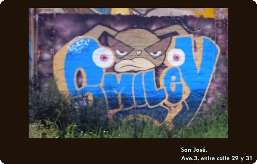 Figura de un personaje animalístico con una apariencia gruñona sobre la palabra smile